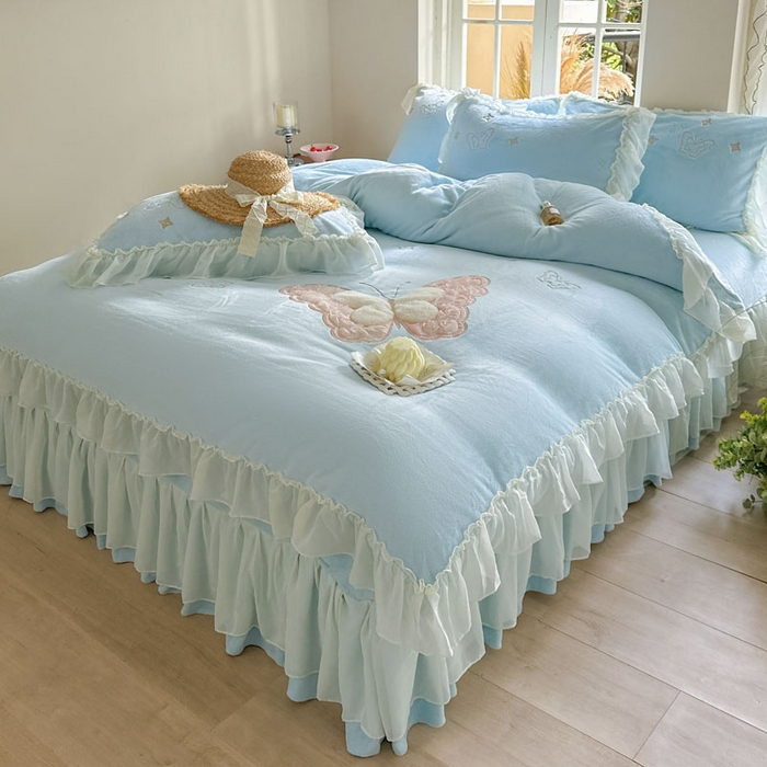 91家纺网 家纺一手货源 找家纺 美洲琳 2025新款高克重全消光贴布绣花牛奶绒四件套 蝴蝶-雾蓝