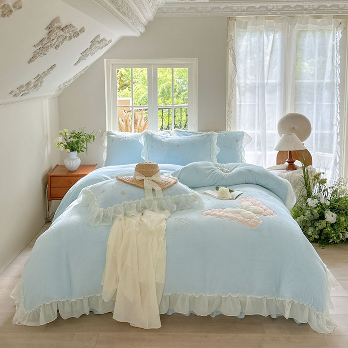 91家纺网 家纺一手货源 找家纺 美洲琳 2025新款高克重全消光贴布绣花牛奶绒四件套 蝴蝶-雾蓝