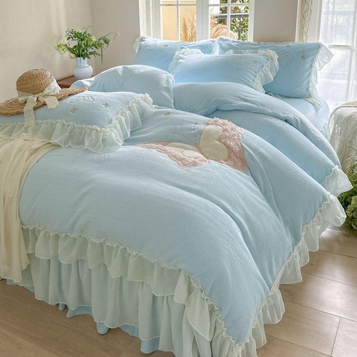 91家纺网 家纺一手货源 找家纺 美洲琳 2025新款高克重全消光贴布绣花牛奶绒四件套 蝴蝶-雾蓝