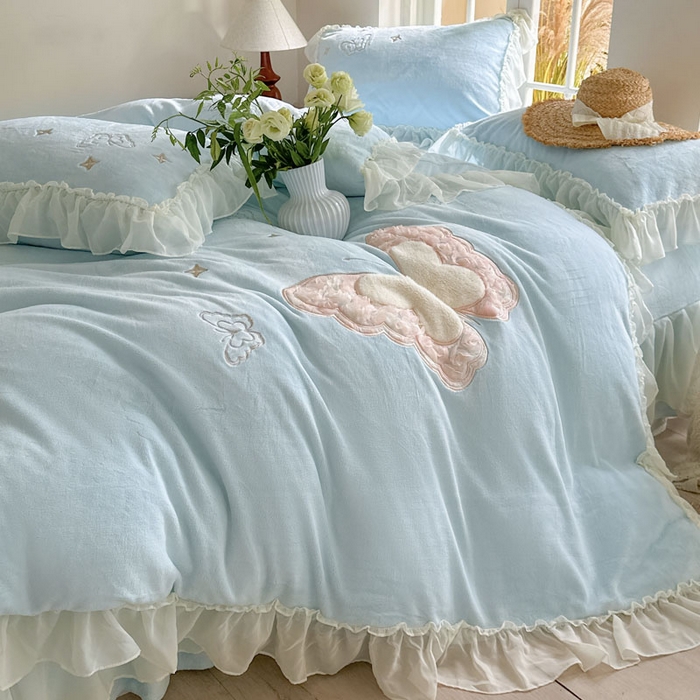 91家纺网 家纺一手货源 找家纺 美洲琳 2025新款高克重全消光贴布绣花牛奶绒四件套 蝴蝶-雾蓝