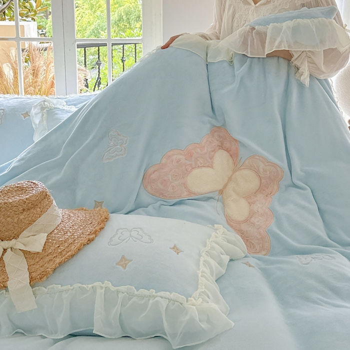 91家纺网 家纺一手货源 找家纺 美洲琳 2025新款高克重全消光贴布绣花牛奶绒四件套 蝴蝶-雾蓝