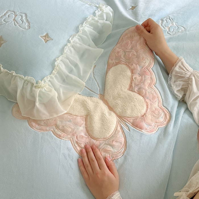 91家纺网 家纺一手货源 找家纺 美洲琳 2025新款高克重全消光贴布绣花牛奶绒四件套 蝴蝶-雾蓝