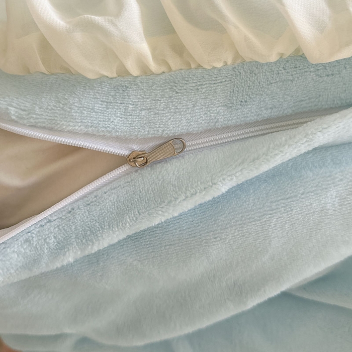 91家纺网 家纺一手货源 找家纺 美洲琳 2025新款高克重全消光贴布绣花牛奶绒四件套 蝴蝶-雾蓝