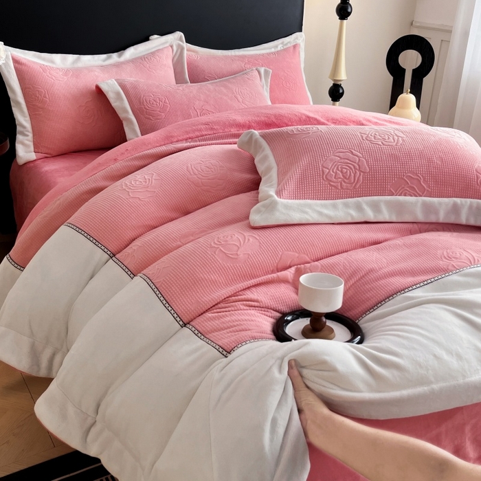 91家纺网 家纺一手货源 找家纺 （总）馨梦缘 2025新款高克重雕花牛奶绒四件套纯色双拼四件套,玫瑰-粉,玫瑰-绿,玫瑰-象牙白