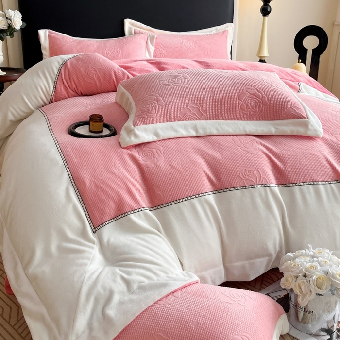 91家纺网 家纺一手货源 找家纺 （总）馨梦缘 2025新款高克重雕花牛奶绒四件套纯色双拼四件套