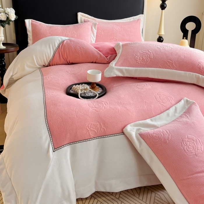 91家纺网 家纺一手货源 找家纺 （总）馨梦缘 2025新款高克重雕花牛奶绒四件套纯色双拼四件套