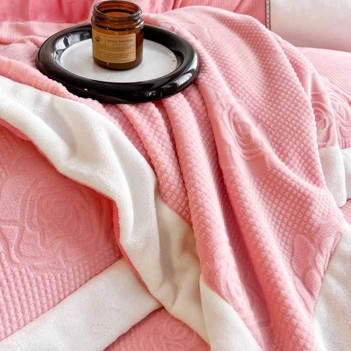 91家纺网 家纺一手货源 找家纺 （总）馨梦缘 2025新款高克重雕花牛奶绒四件套纯色双拼四件套