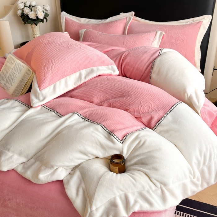 91家纺网 家纺一手货源 找家纺 （总）馨梦缘 2025新款高克重雕花牛奶绒四件套纯色双拼四件套