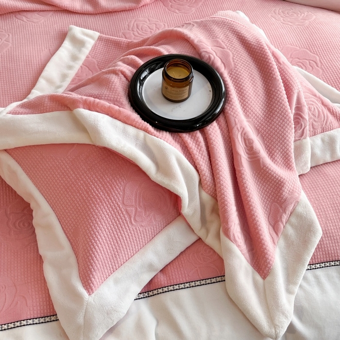 91家纺网 家纺一手货源 找家纺 （总）馨梦缘 2025新款高克重雕花牛奶绒四件套纯色双拼四件套