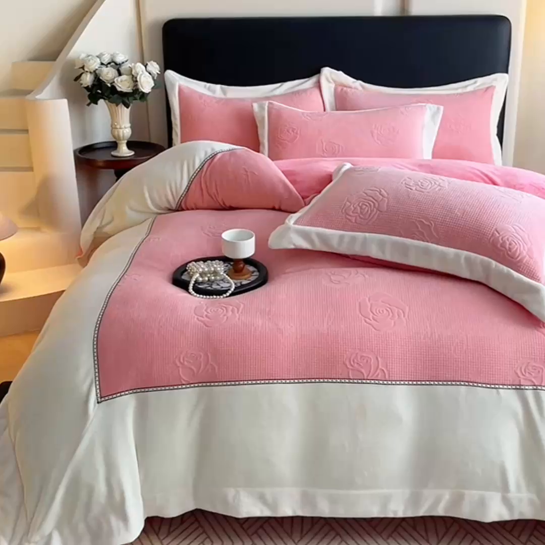 91家纺网 家纺一手货源 找家纺 （总）馨梦缘 2025新款高克重雕花牛奶绒四件套纯色双拼四件套