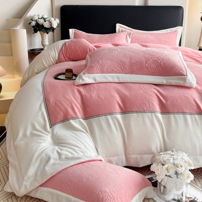 91家纺网 家纺一手货源 找家纺 （总）馨梦缘 2025新款高克重雕花牛奶绒四件套纯色双拼四件套