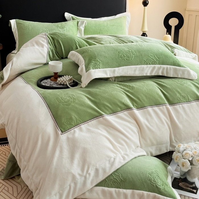 91家纺网 家纺一手货源 找家纺 馨梦缘 2025新款高克重雕花牛奶绒四件套 玫瑰-绿
