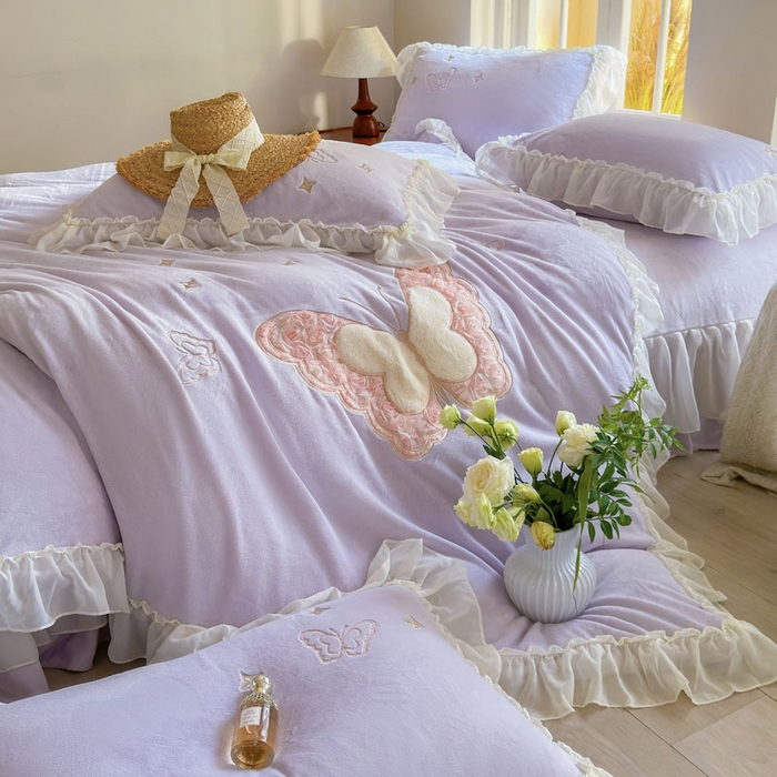 91家纺网 家纺一手货源 找家纺 美洲琳 2025新款高克重全消光贴布绣花牛奶绒四件套 蝴蝶-芋紫
