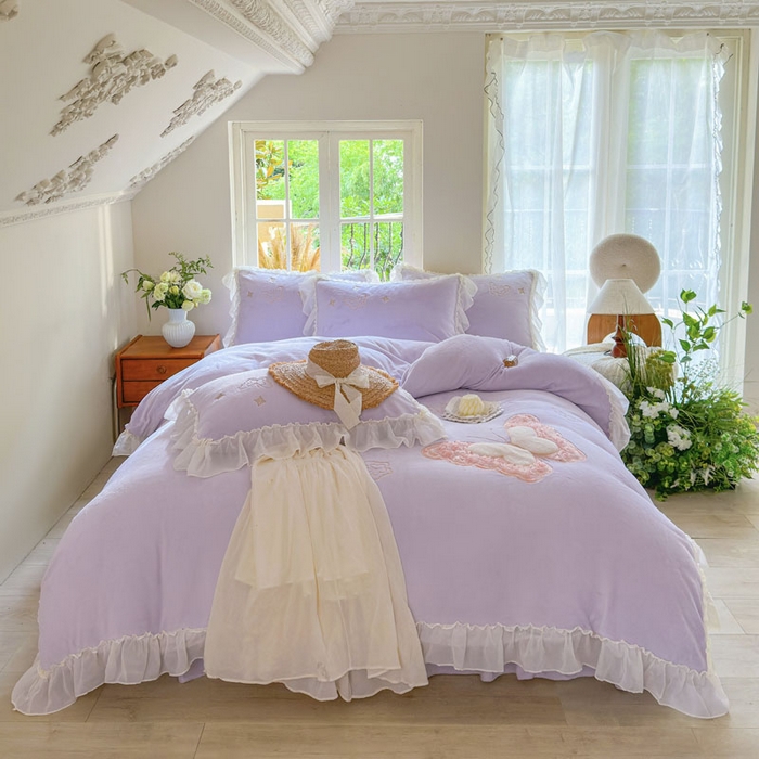 91家纺网 家纺一手货源 找家纺 美洲琳 2025新款高克重全消光贴布绣花牛奶绒四件套 蝴蝶-芋紫