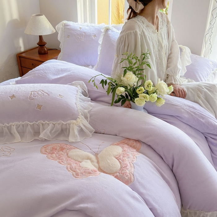 91家纺网 家纺一手货源 找家纺 美洲琳 2025新款高克重全消光贴布绣花牛奶绒四件套 蝴蝶-芋紫