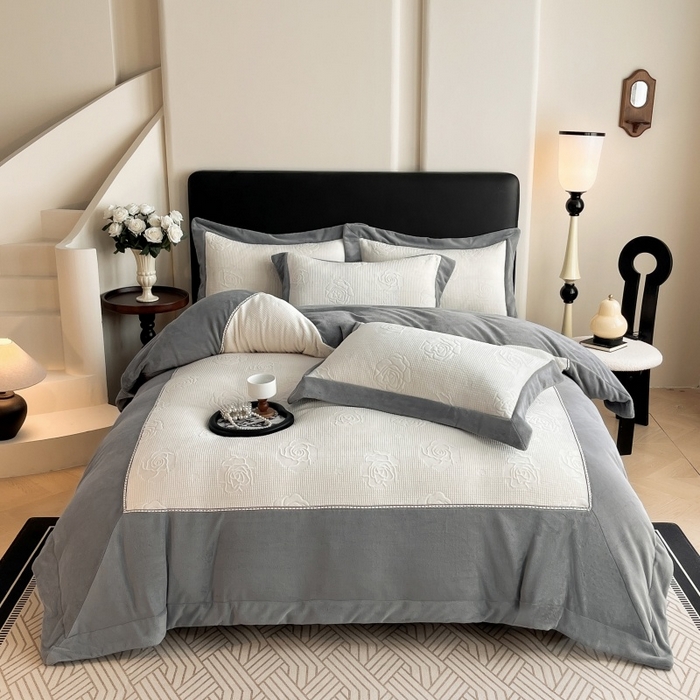 91家纺网 家纺一手货源 找家纺 馨梦缘 2025新款高克重雕花牛奶绒四件套 玫瑰-象牙白