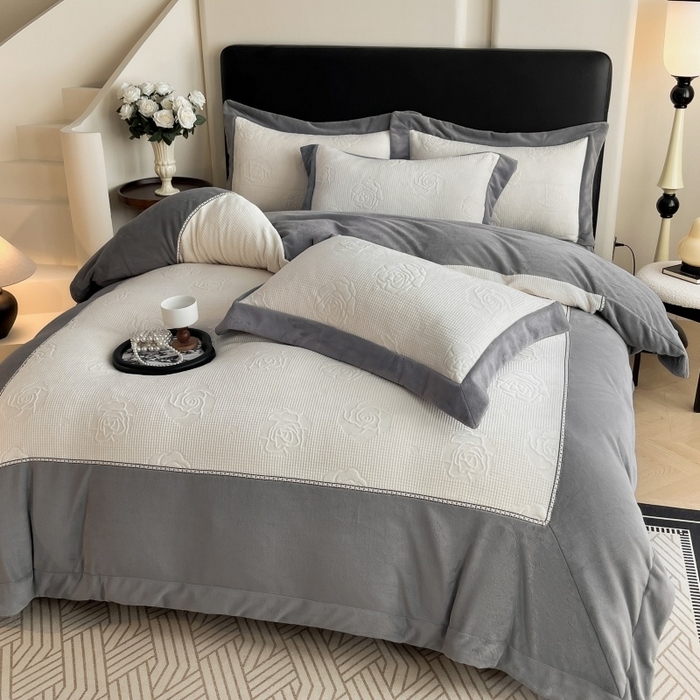 91家纺网 家纺一手货源 找家纺 馨梦缘 2025新款高克重雕花牛奶绒四件套 玫瑰-象牙白