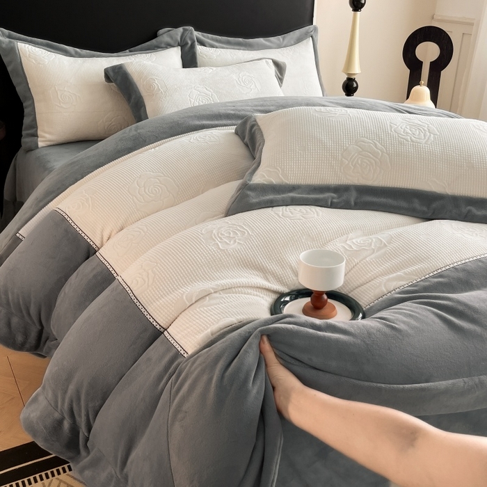 91家纺网 家纺一手货源 找家纺 馨梦缘 2025新款高克重雕花牛奶绒四件套 玫瑰-象牙白