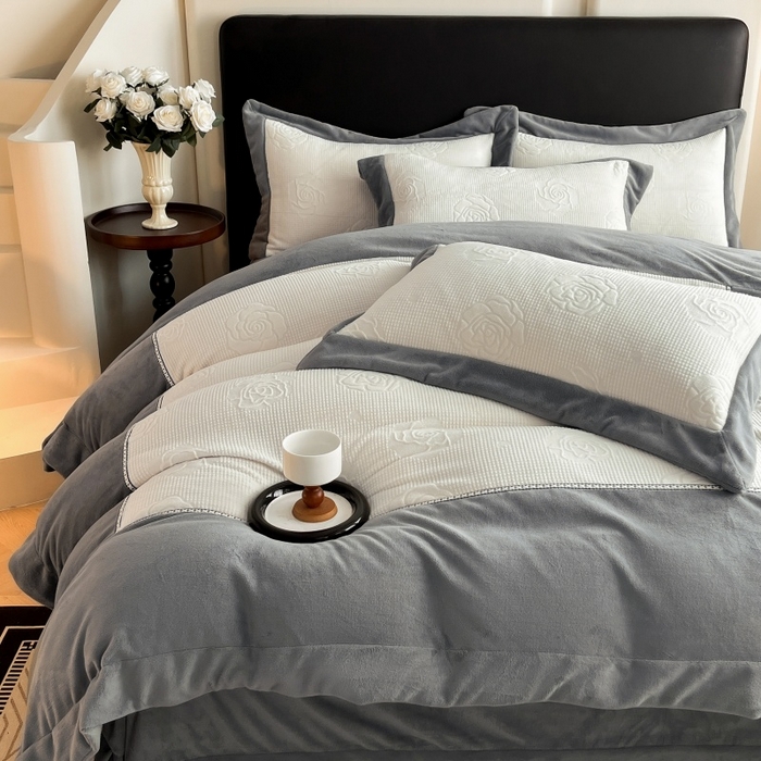 91家纺网 家纺一手货源 找家纺 馨梦缘 2025新款高克重雕花牛奶绒四件套 玫瑰-象牙白