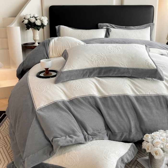 91家纺网 家纺一手货源 找家纺 馨梦缘 2025新款高克重雕花牛奶绒四件套 玫瑰-象牙白