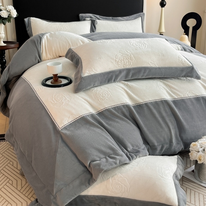 91家纺网 家纺一手货源 找家纺 馨梦缘 2025新款高克重雕花牛奶绒四件套 玫瑰-象牙白