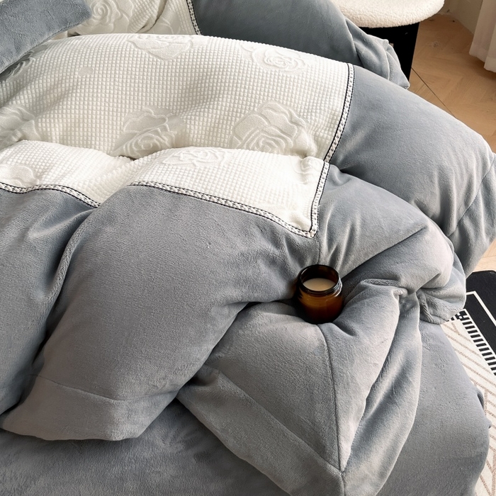 91家纺网 家纺一手货源 找家纺 馨梦缘 2025新款高克重雕花牛奶绒四件套 玫瑰-象牙白