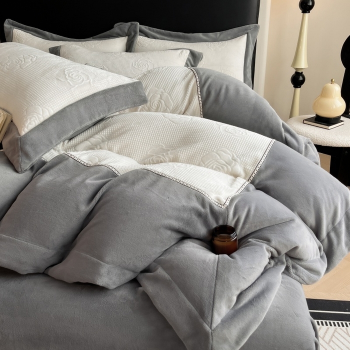 91家纺网 家纺一手货源 找家纺 馨梦缘 2025新款高克重雕花牛奶绒四件套 玫瑰-象牙白