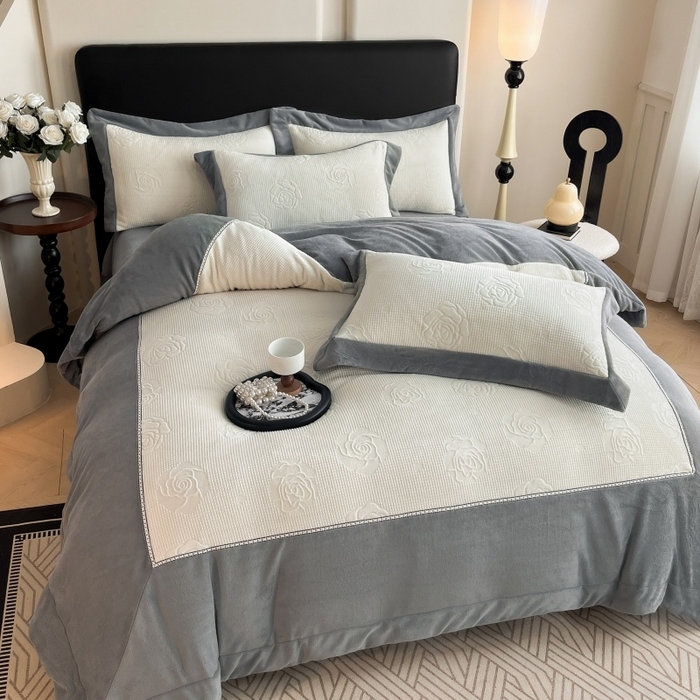 91家纺网 家纺一手货源 找家纺 馨梦缘 2025新款高克重雕花牛奶绒四件套 玫瑰-象牙白