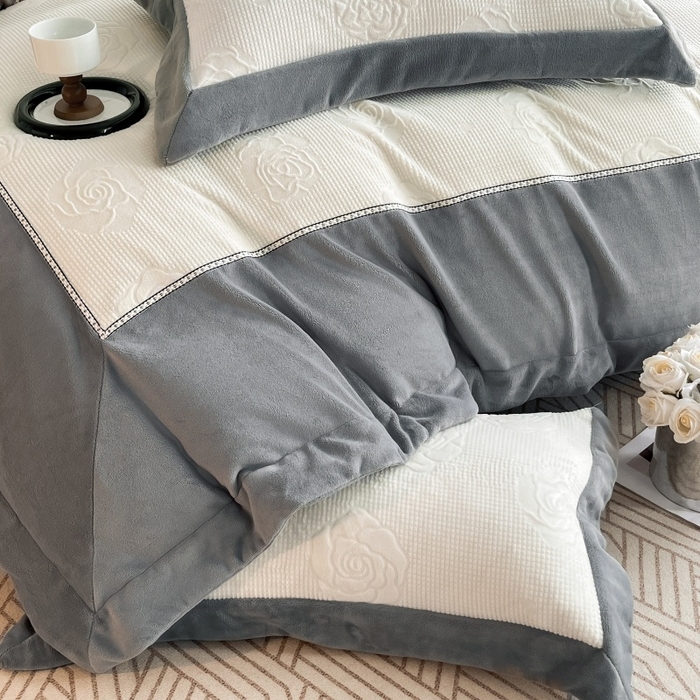 91家纺网 家纺一手货源 找家纺 馨梦缘 2025新款高克重雕花牛奶绒四件套 玫瑰-象牙白