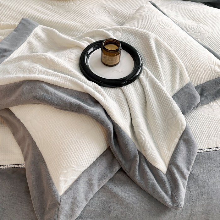 91家纺网 家纺一手货源 找家纺 馨梦缘 2025新款高克重雕花牛奶绒四件套 玫瑰-象牙白