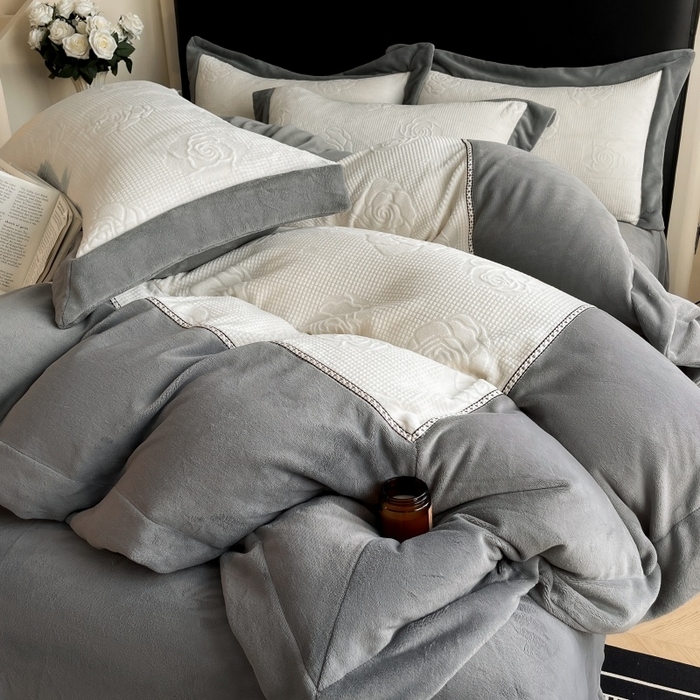 91家纺网 家纺一手货源 找家纺 馨梦缘 2025新款高克重雕花牛奶绒四件套 玫瑰-象牙白