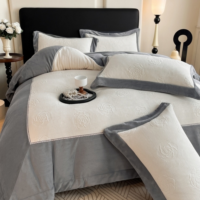 91家纺网 家纺一手货源 找家纺 馨梦缘 2025新款高克重雕花牛奶绒四件套 玫瑰-象牙白