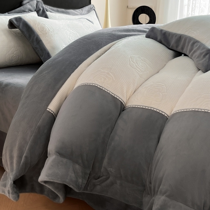 91家纺网 家纺一手货源 找家纺 馨梦缘 2025新款高克重雕花牛奶绒四件套 玫瑰-象牙白