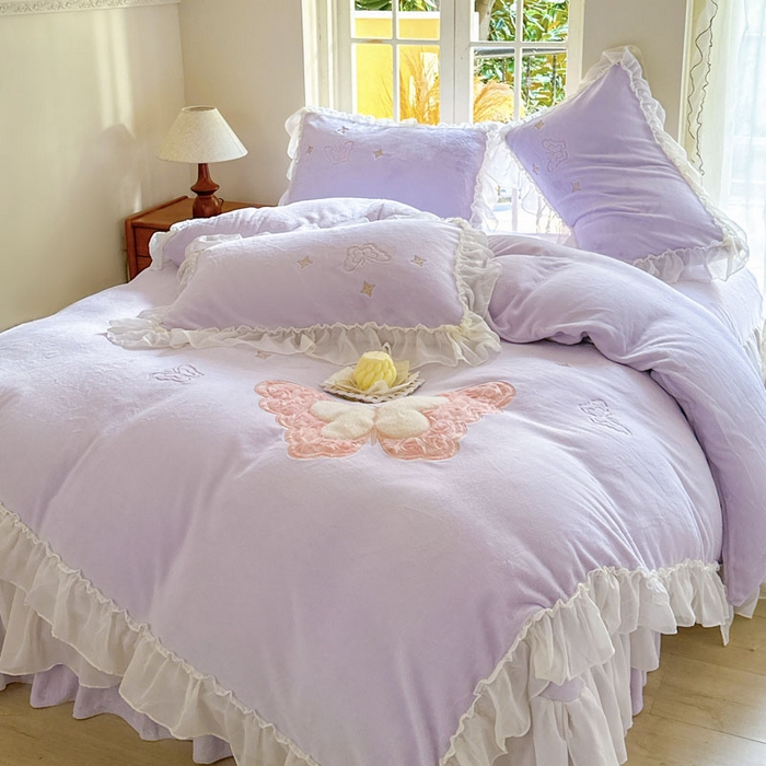 91家纺网 家纺一手货源 找家纺 美洲琳 2025新款高克重全消光贴布绣花牛奶绒四件套 蝴蝶-芋紫