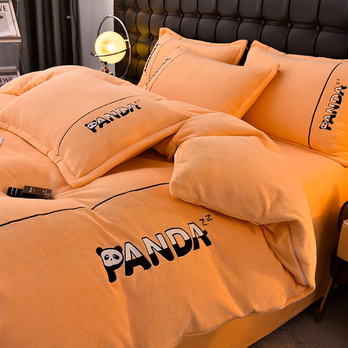 91家纺网 家纺一手货源 找家纺 （总）炫拼家纺 2025新款小熊猫刺绣款高克重牛奶绒四件套