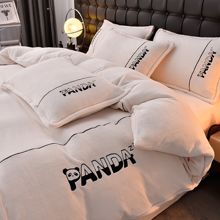 91家纺网 家纺一手货源 找家纺 （总）炫拼家纺 2025新款小熊猫刺绣款高克重牛奶绒四件套