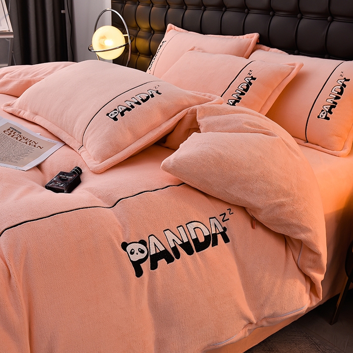 91家纺网 家纺一手货源 找家纺 （总）炫拼家纺 2025新款小熊猫刺绣款高克重牛奶绒四件套