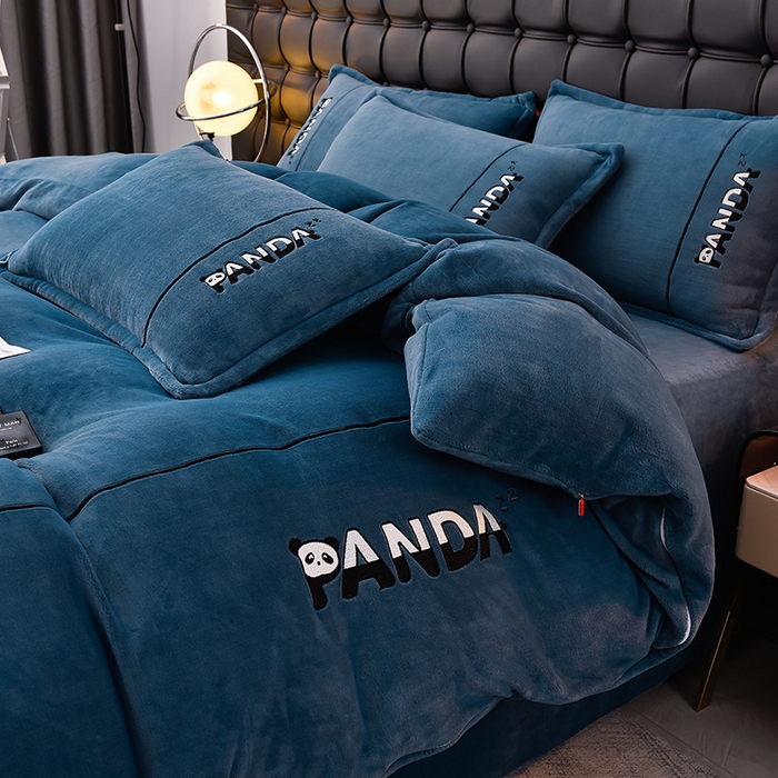 91家纺网 家纺一手货源 找家纺 （总）炫拼家纺 2025新款小熊猫刺绣款高克重牛奶绒四件套
