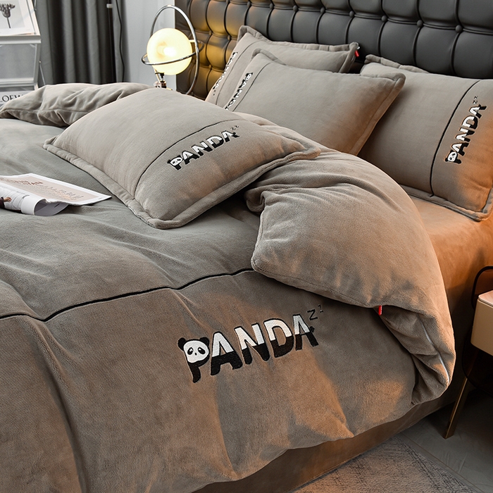 91家纺网 家纺一手货源 找家纺 （总）炫拼家纺 2025新款小熊猫刺绣款高克重牛奶绒四件套