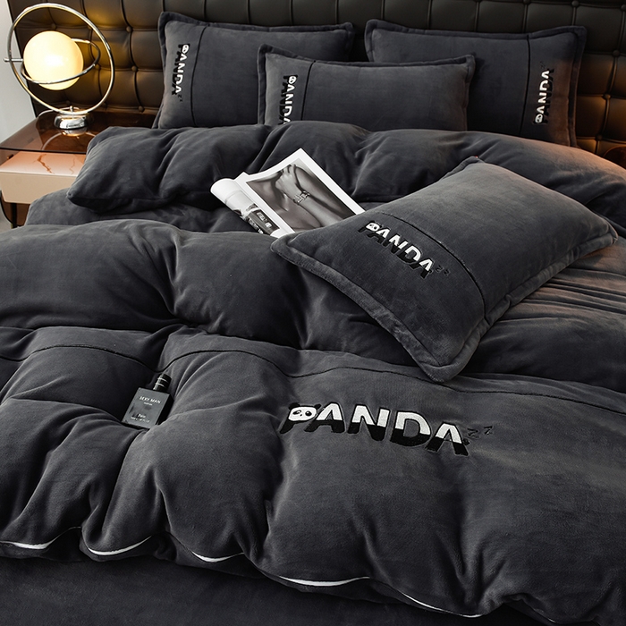 91家纺网 家纺一手货源 找家纺 （总）炫拼家纺 2025新款小熊猫刺绣款高克重牛奶绒四件套