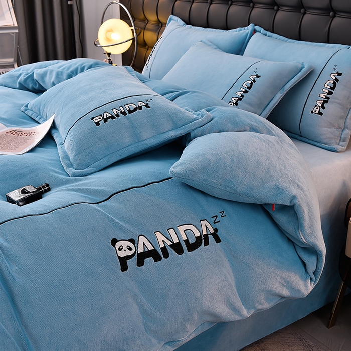 91家纺网 家纺一手货源 找家纺 （总）炫拼家纺 2025新款小熊猫刺绣款高克重牛奶绒四件套