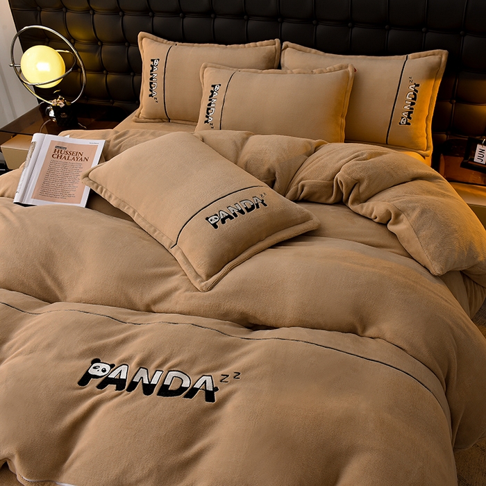 91家纺网 家纺一手货源 找家纺 炫拼家纺 2025新款小熊猫刺绣款高克重牛奶绒四件套 小熊猫-奶茶色