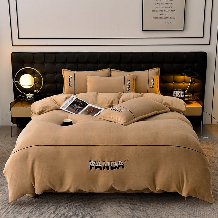 91家纺网 家纺一手货源 找家纺 炫拼家纺 2025新款小熊猫刺绣款高克重牛奶绒四件套 小熊猫-奶茶色