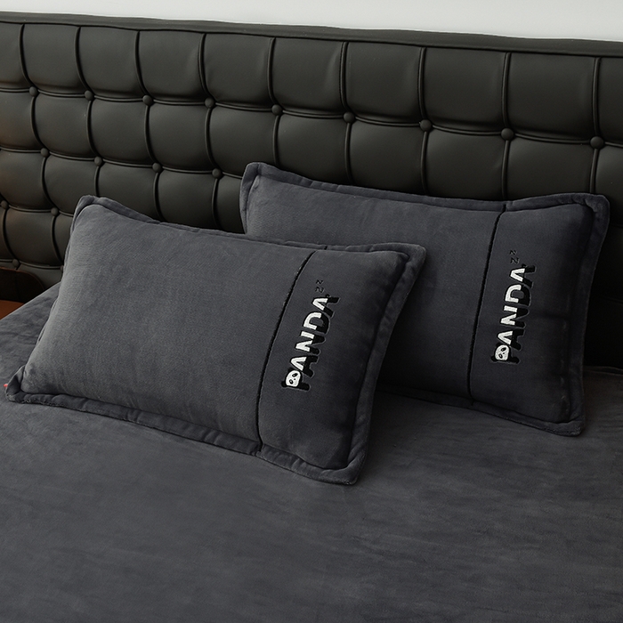 91家纺网 家纺一手货源 找家纺 炫拼家纺 2025新款小熊猫刺绣款高克重牛奶绒四件套 小熊猫-绅士灰