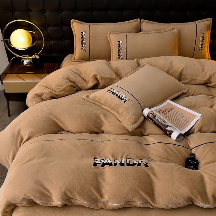 91家纺网 家纺一手货源 找家纺 炫拼家纺 2025新款小熊猫刺绣款高克重牛奶绒四件套 小熊猫-奶茶色