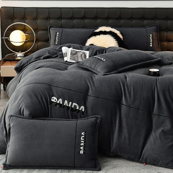 91家纺网 家纺一手货源 找家纺 炫拼家纺 2025新款小熊猫刺绣款高克重牛奶绒四件套 小熊猫-绅士灰