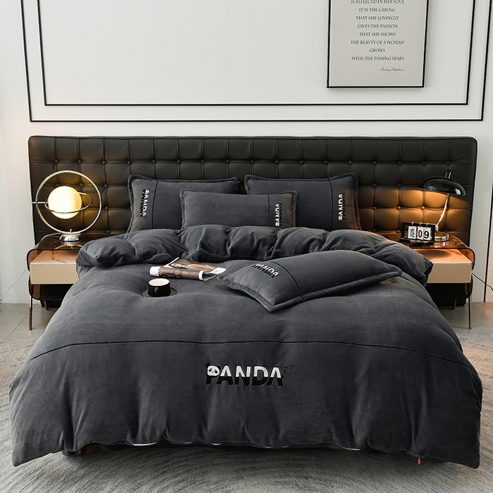 91家纺网 家纺一手货源 找家纺 炫拼家纺 2025新款小熊猫刺绣款高克重牛奶绒四件套 小熊猫-绅士灰