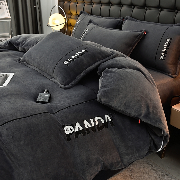 （总）炫拼家纺 2025新款小熊猫刺绣款高克重牛奶绒四件套