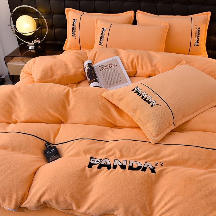 91家纺网 家纺一手货源 找家纺 炫拼家纺 2025新款小熊猫刺绣款高克重牛奶绒四件套 小熊猫-珊瑚橘