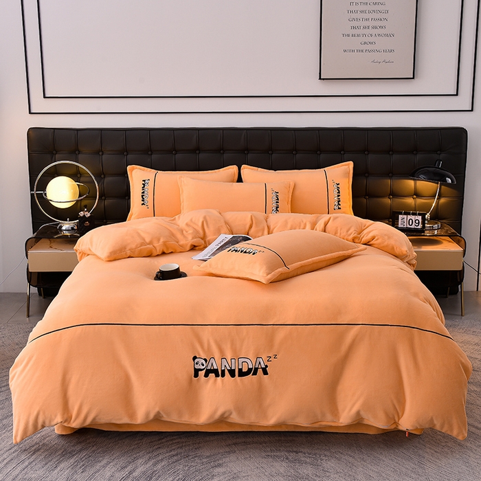 91家纺网 家纺一手货源 找家纺 炫拼家纺 2025新款小熊猫刺绣款高克重牛奶绒四件套 小熊猫-珊瑚橘